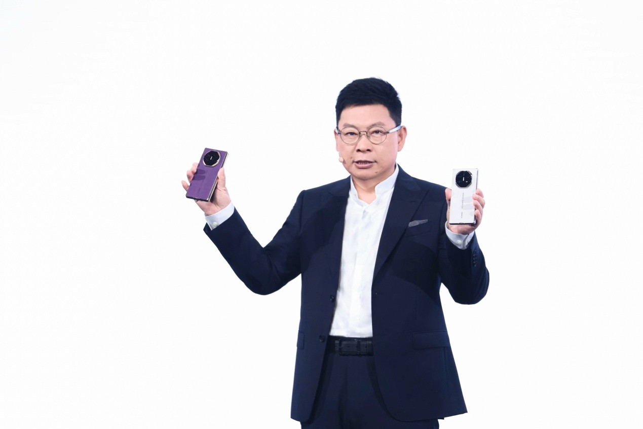 HUAWEI Mate XTs 非凡大师体验进化，三折叠品类发展迈入深水区