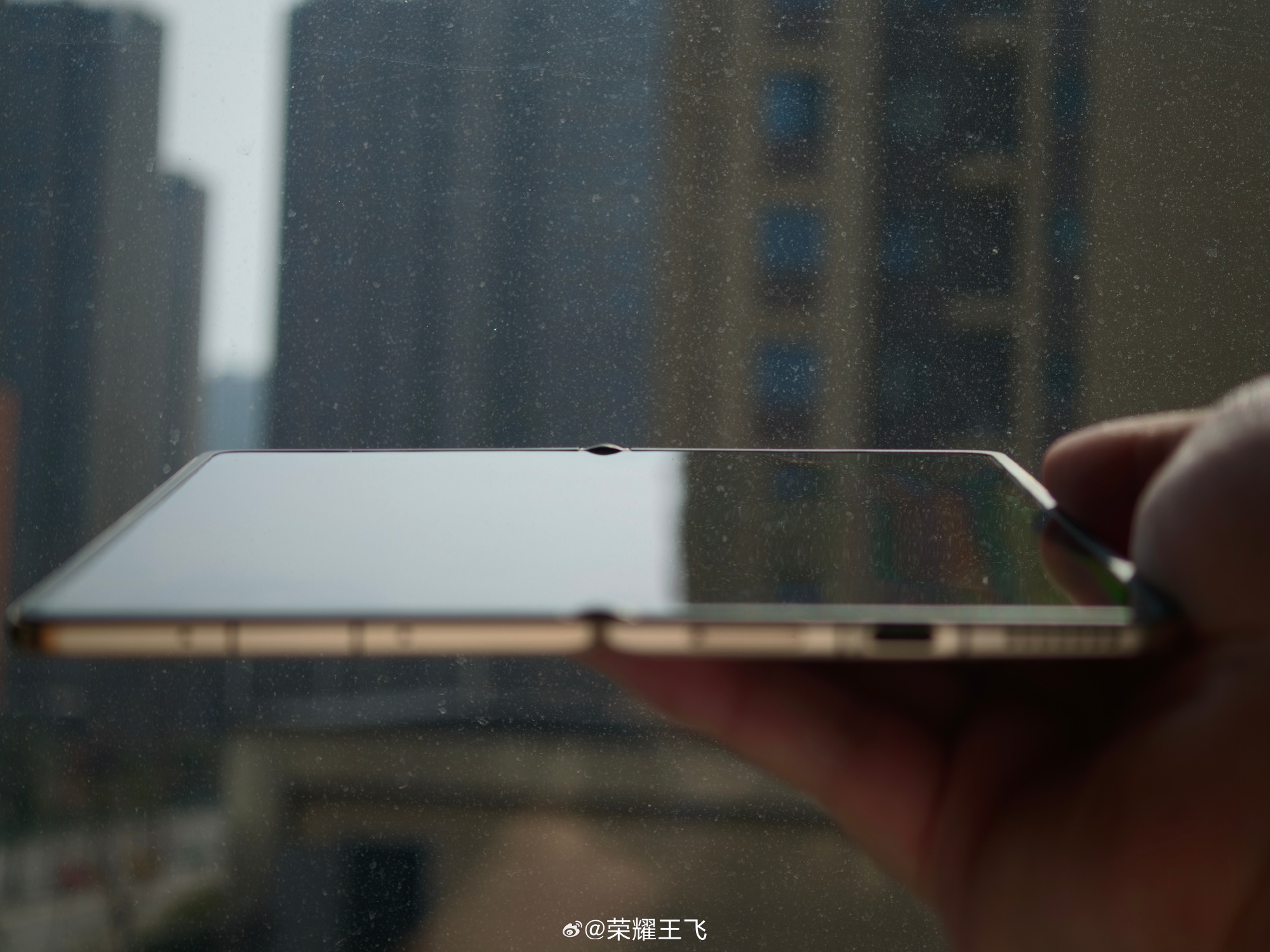 荣耀Magic V6折叠屏细节曝光 折痕近乎隐形,3月1日全球首发