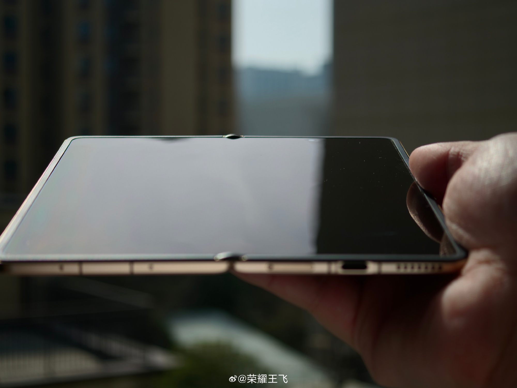 荣耀Magic V6折叠屏细节曝光 折痕近乎隐形,3月1日全球首发