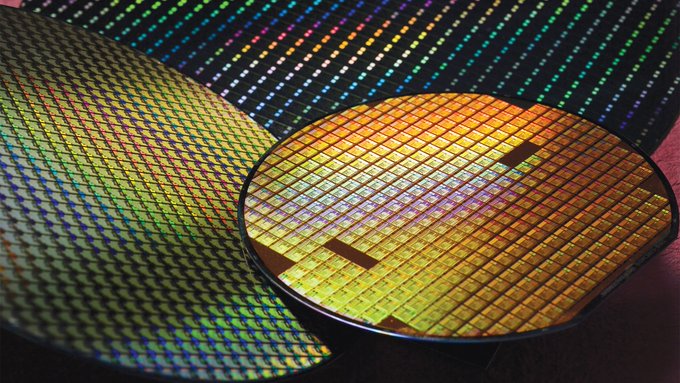 你的手机为什么越卖越贵？藏在 DRAM 和 HBM 里的涨价密码